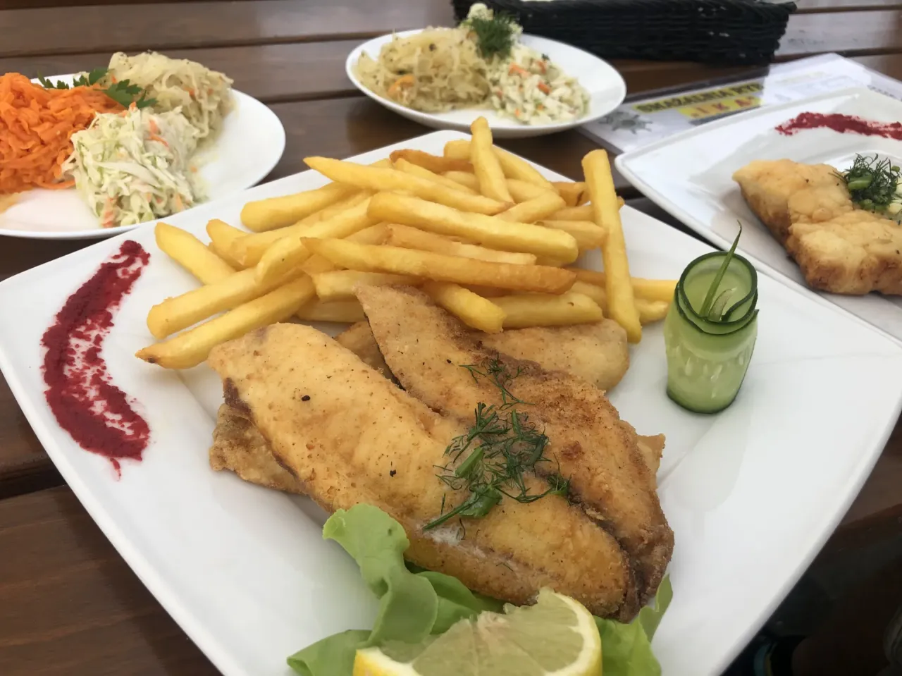 Tanie jedzenie nad morzem, bar mleczny, świeża ryba