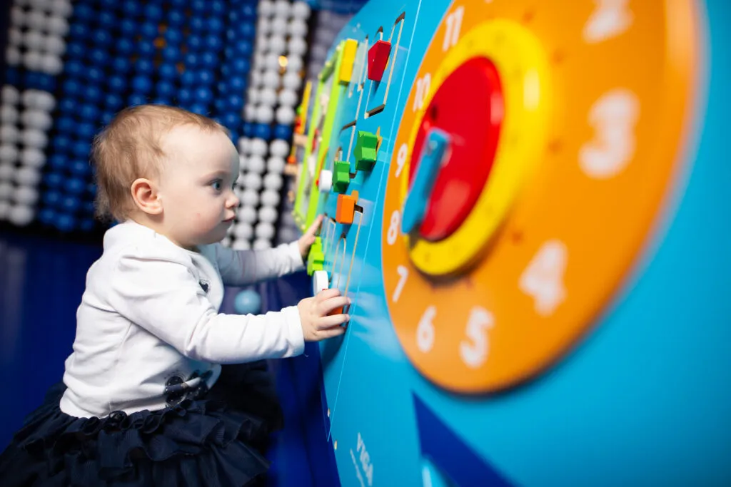 dzieci bawiące się w sali zabaw