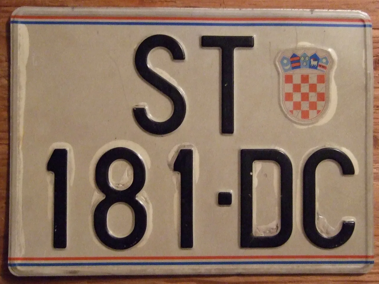 Tablice rejestracyjne HR z oznaczeniem ST 181-DC i herbem Chorwacji.