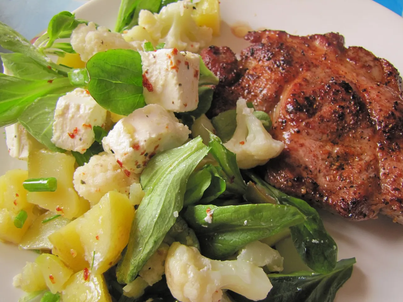 Jaka sałatka do kark&oacute;wki? Ta z fetą, ziemniakami i kalafiorem świetnie pasuje do grillowanego mięsa.