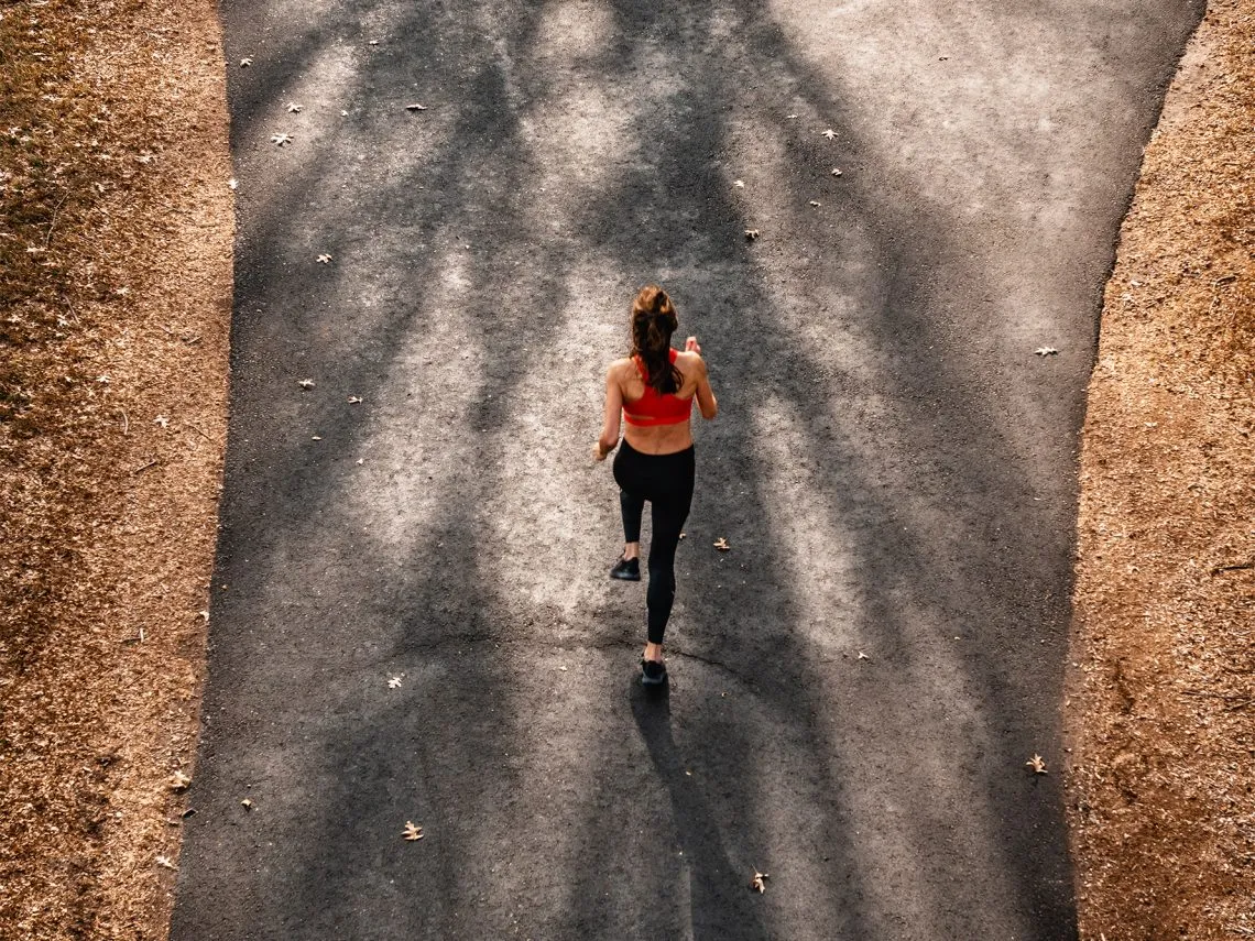 kobieta biegnąca w miejscu w domu