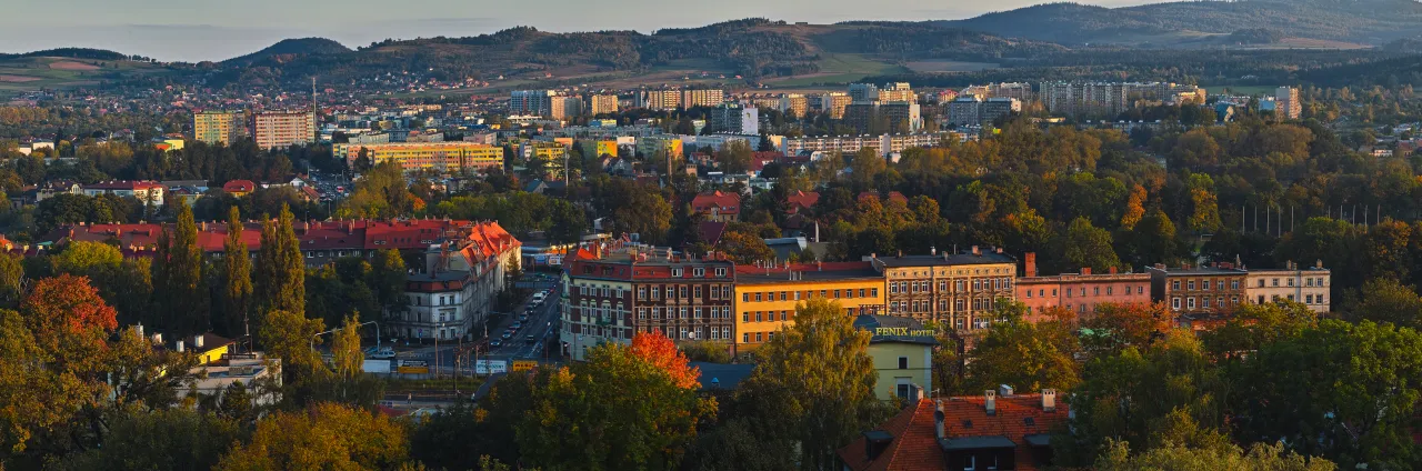 Jelenia G&oacute;ra panorama miasto