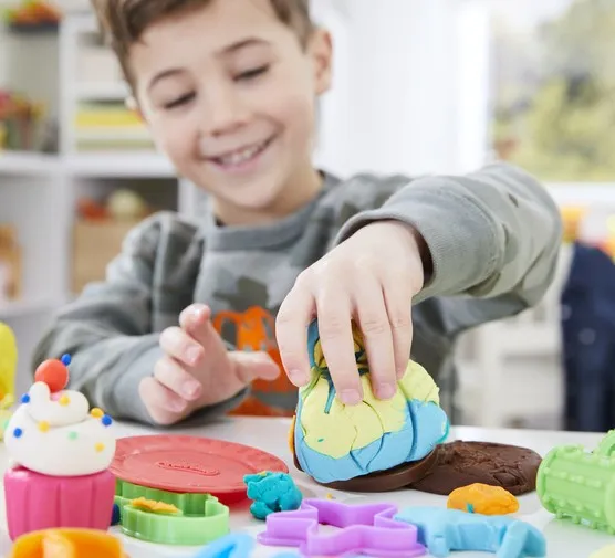 dziecko bawi się ciastoliną