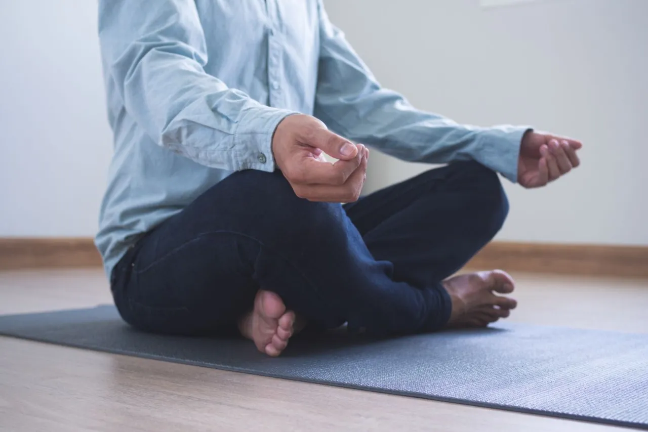 Osoba zestresowana w miejskim zgiełku