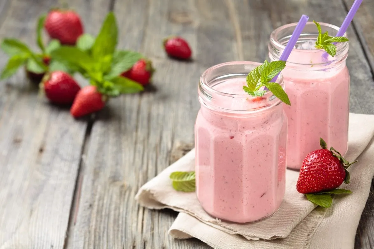 Koktajl truskawkowy fit z dodatkami