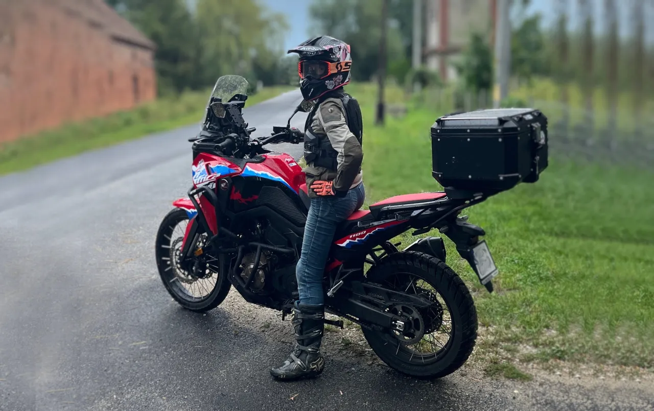 Motocykl na krętej drodze Kaszuby