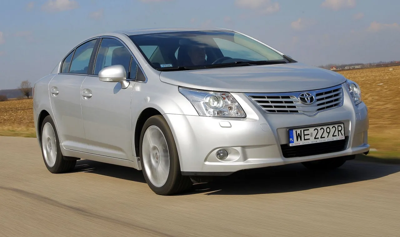 Srebrna Toyota Avensis w ruchu. Kierowca zastanawia się, jaki silnik wybrać do swojego nowego auta.