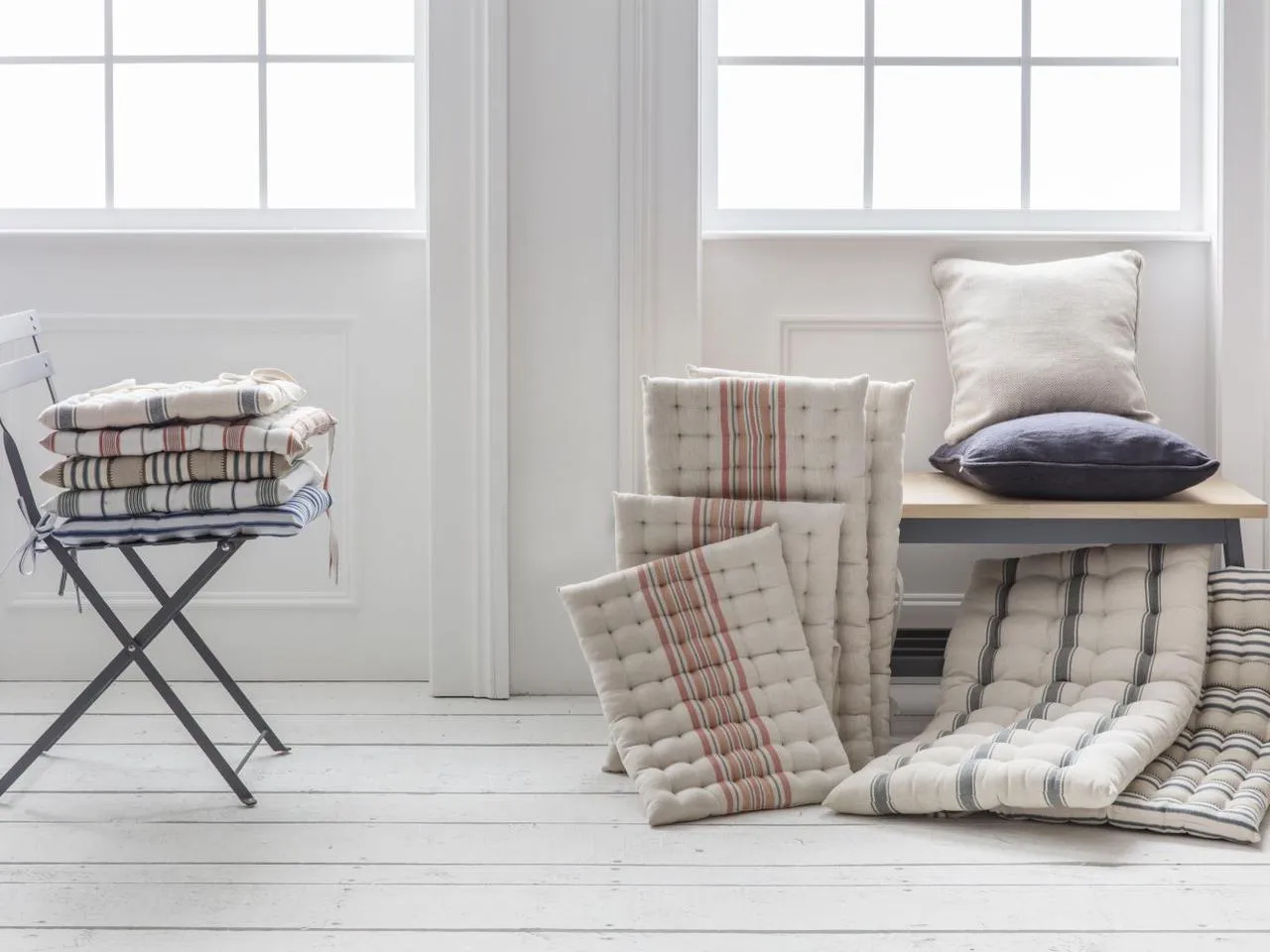 r&oacute;żne style poduszek na krzesła do jadalni