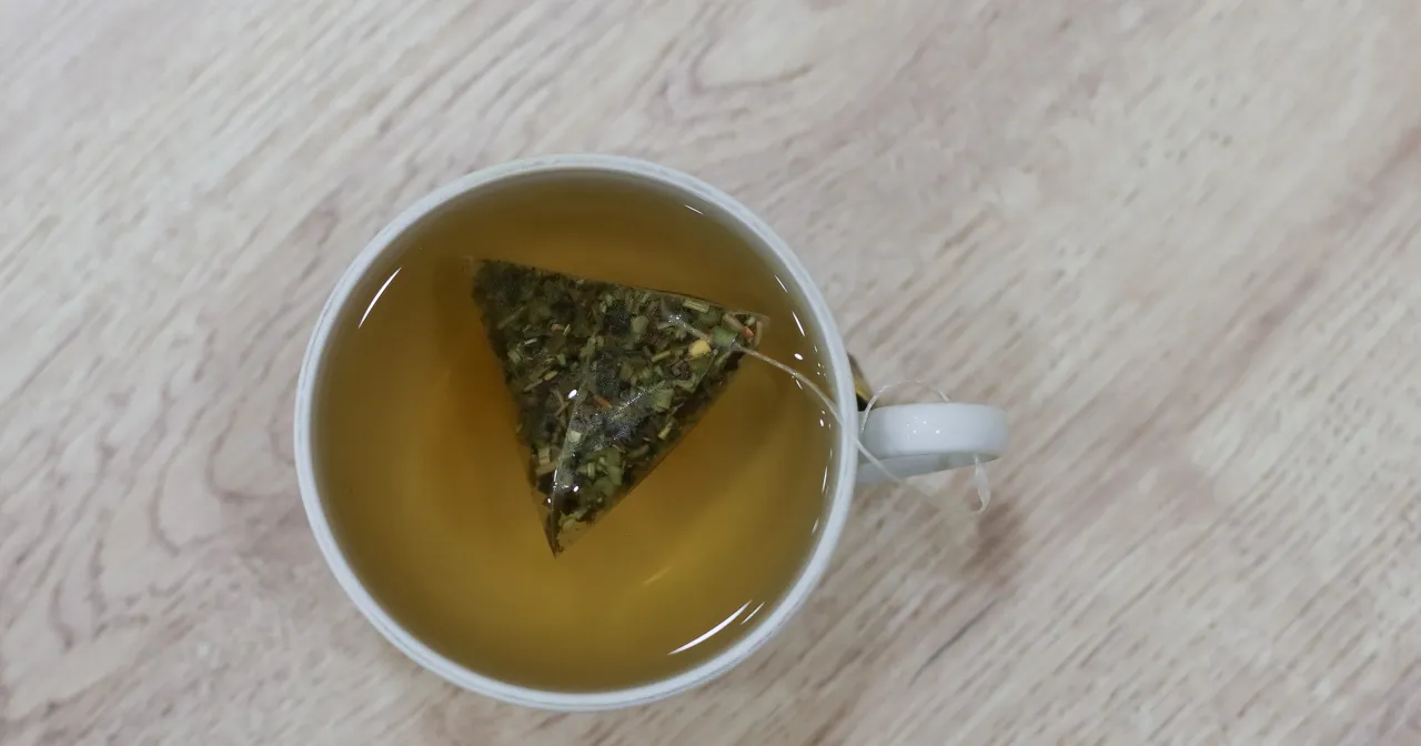 Kobieta w ciąży pije herbatę z ostrożnością