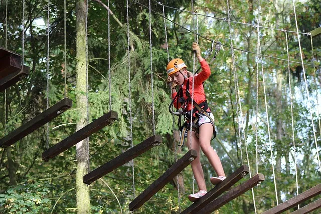 dziecko w uprzęży park linowy