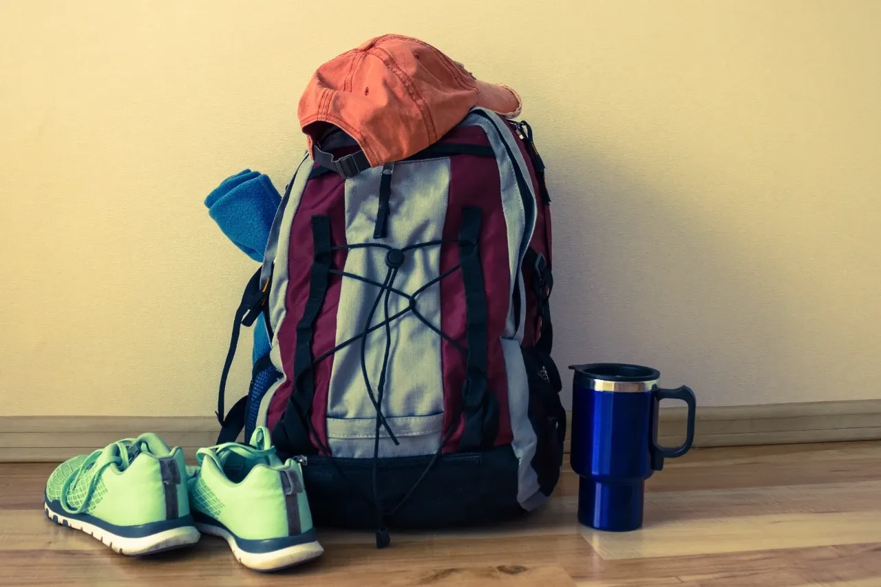 spakowany plecak na wycieczkę szkolną, essentials for school trip