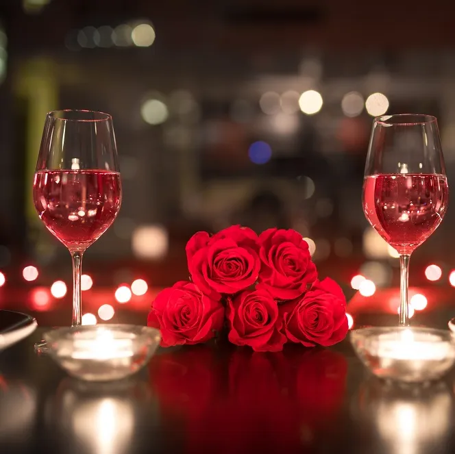 Romantyczna kolacja w domu dekoracje stół świece kwiaty