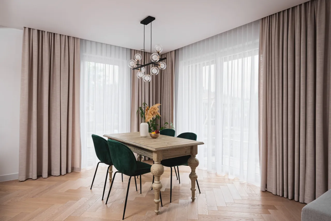 firany r&oacute;żne stopnie marszczenia na karniszu