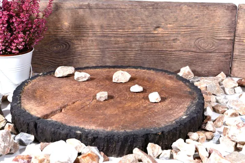 Ozdobny krąg betonowy obłożony kamieniem naturalnym