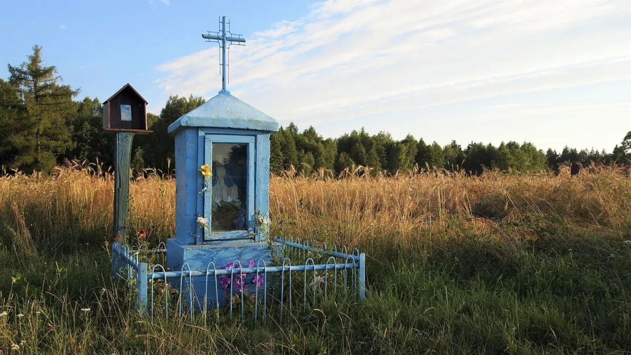 Nabożeństwo majowe w Polsce przydrożna kapliczka