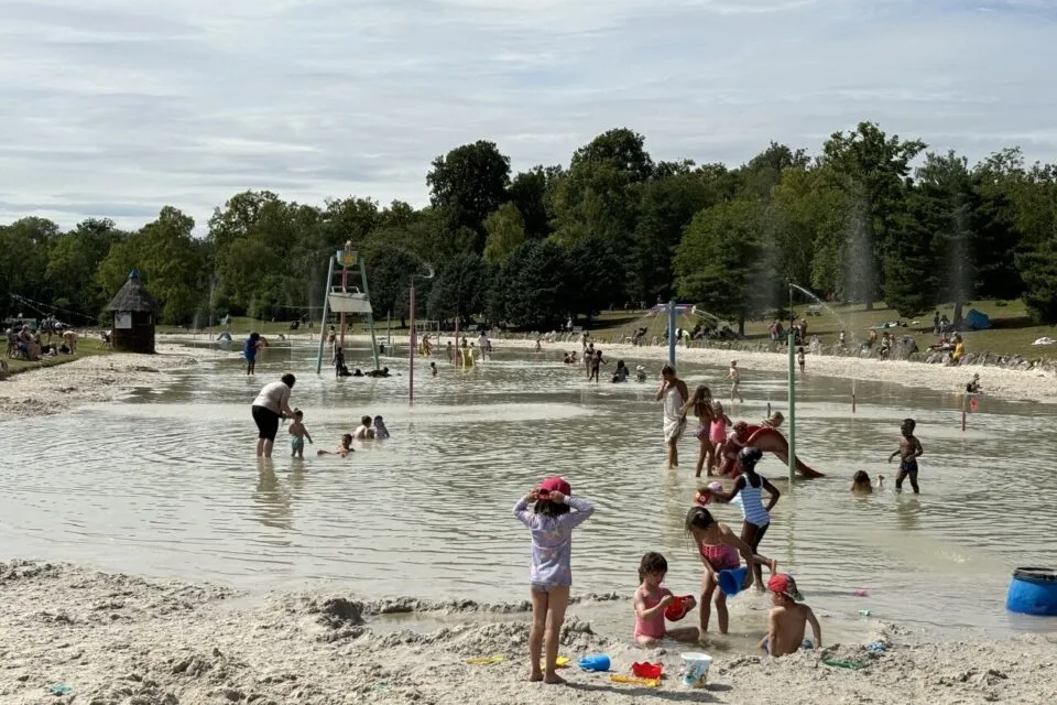 Famille avec jeunes enfants jouant au parc d'attractions H&eacute;rouval