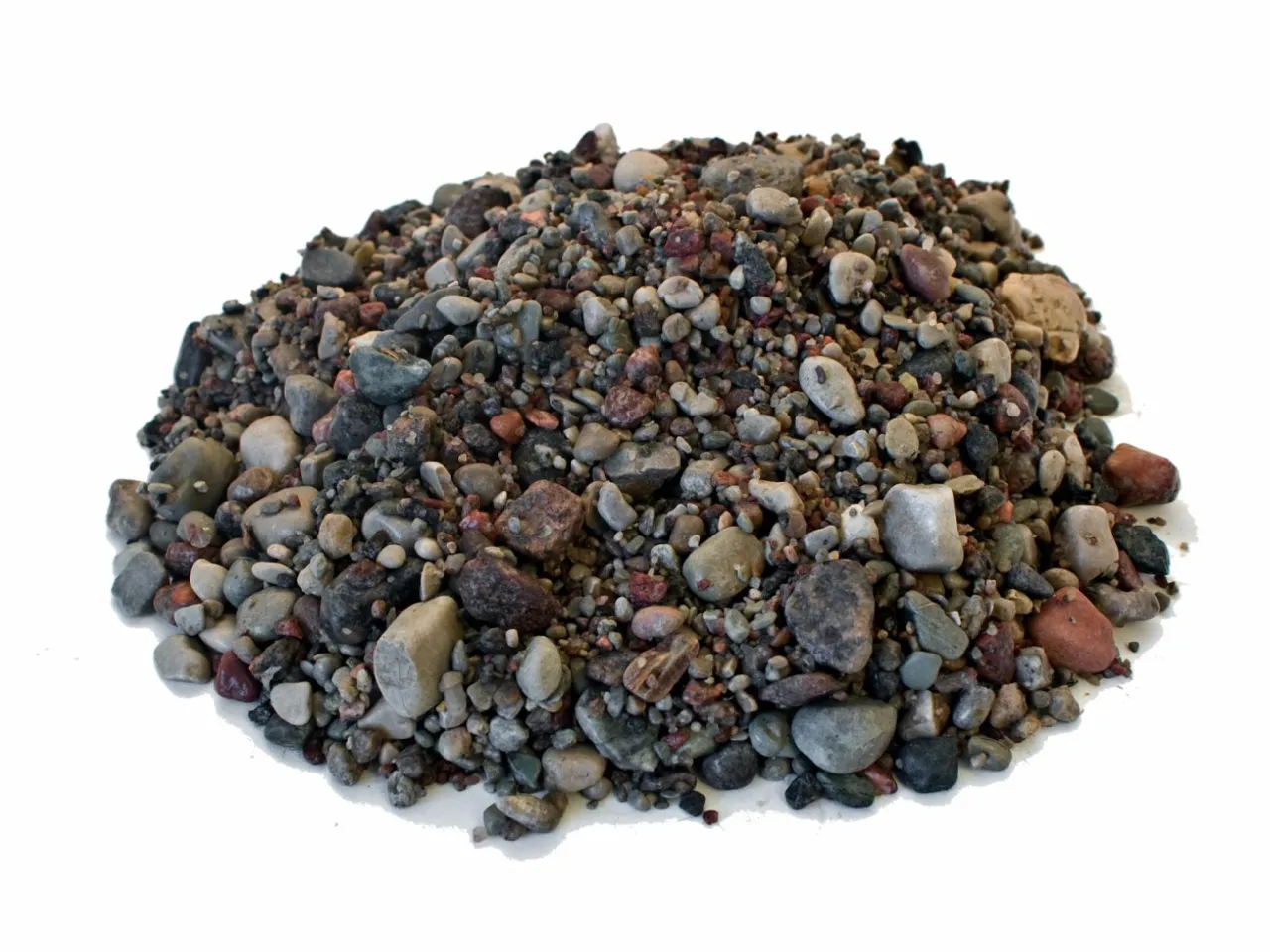 Góra żwiru, kamieni o różnych kolorach i rozmiarach. Zastanawiasz się, ile kosztuje 1 tona żwiru?