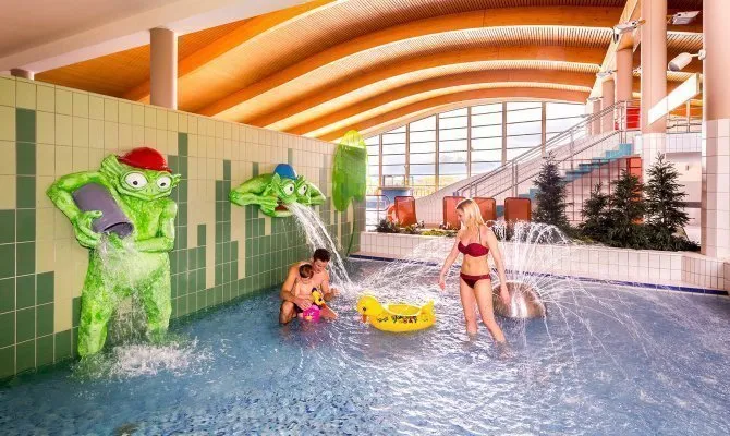 Dzieci bawiące się w Termie Bania