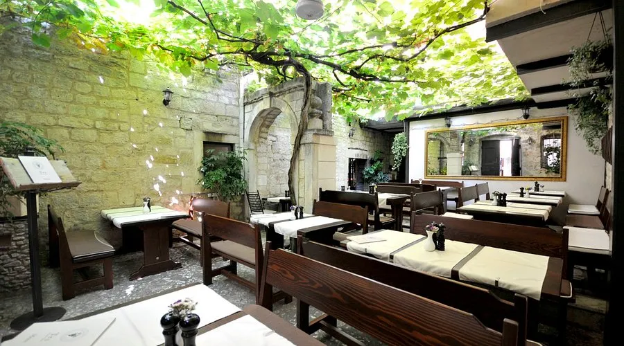 Konoba Trs Trogir taras winorośl