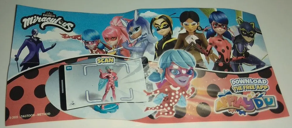 Kinder Niespodzianka Miraculum na półce sklepowej