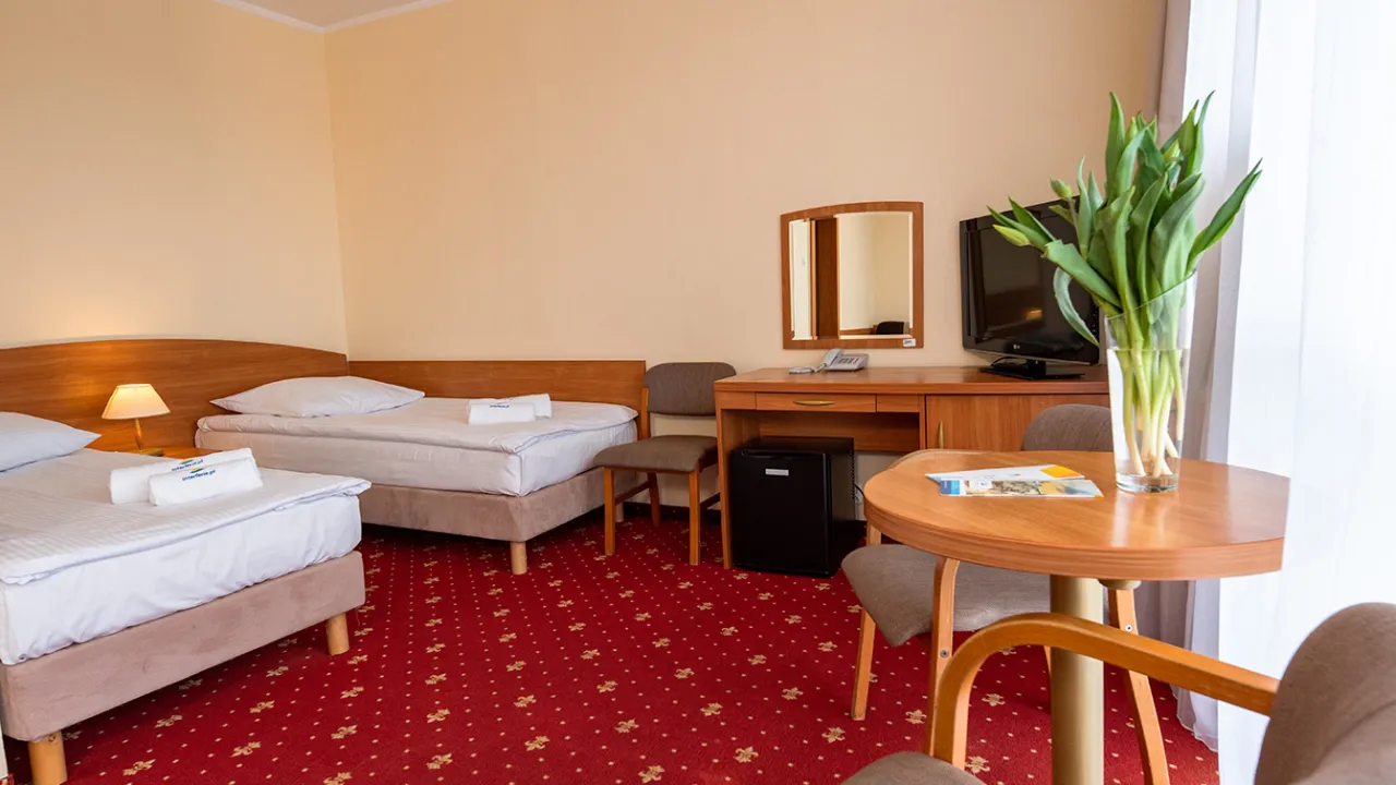 Pok&oacute;j hotelowy z udogodnieniami dla dziecka (ł&oacute;żeczko, krzesełko)