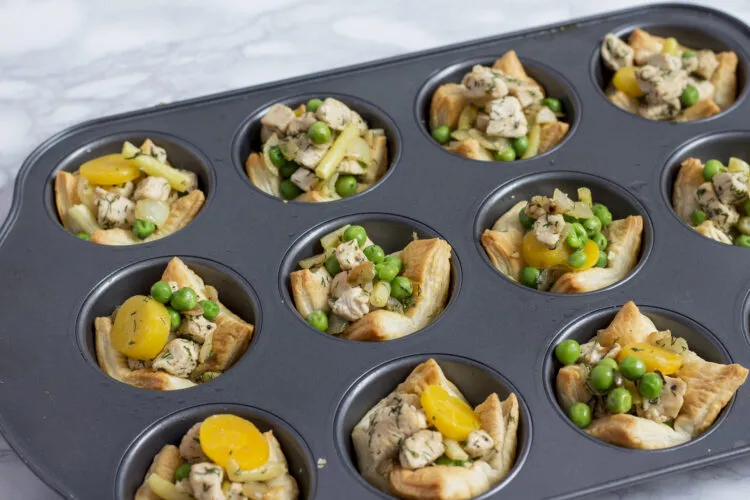 Słone babeczki z kurczakiem i warzywami