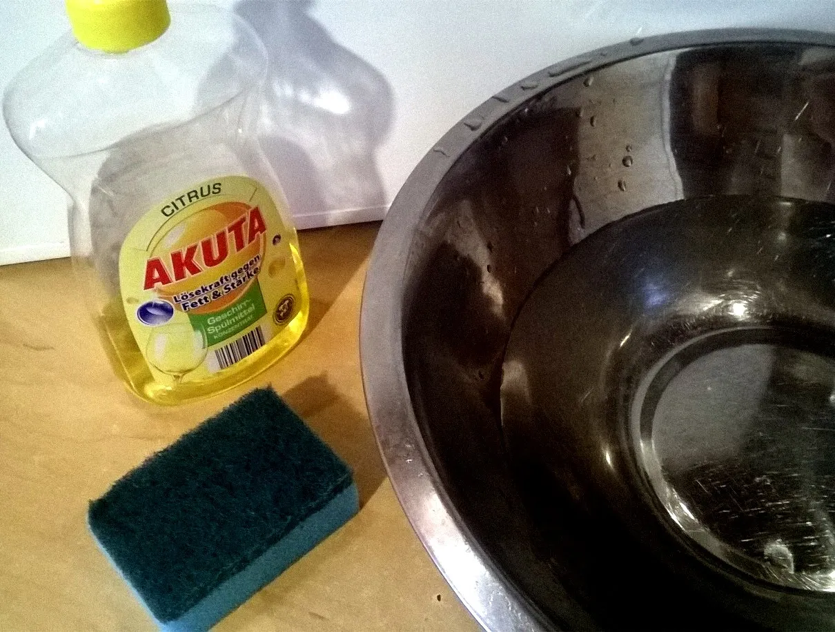 przygotowanie do usuwania naklejek z mebli