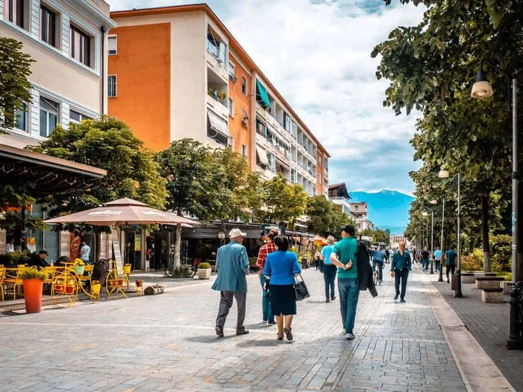 słoneczna uliczka w mieście Berat Albania