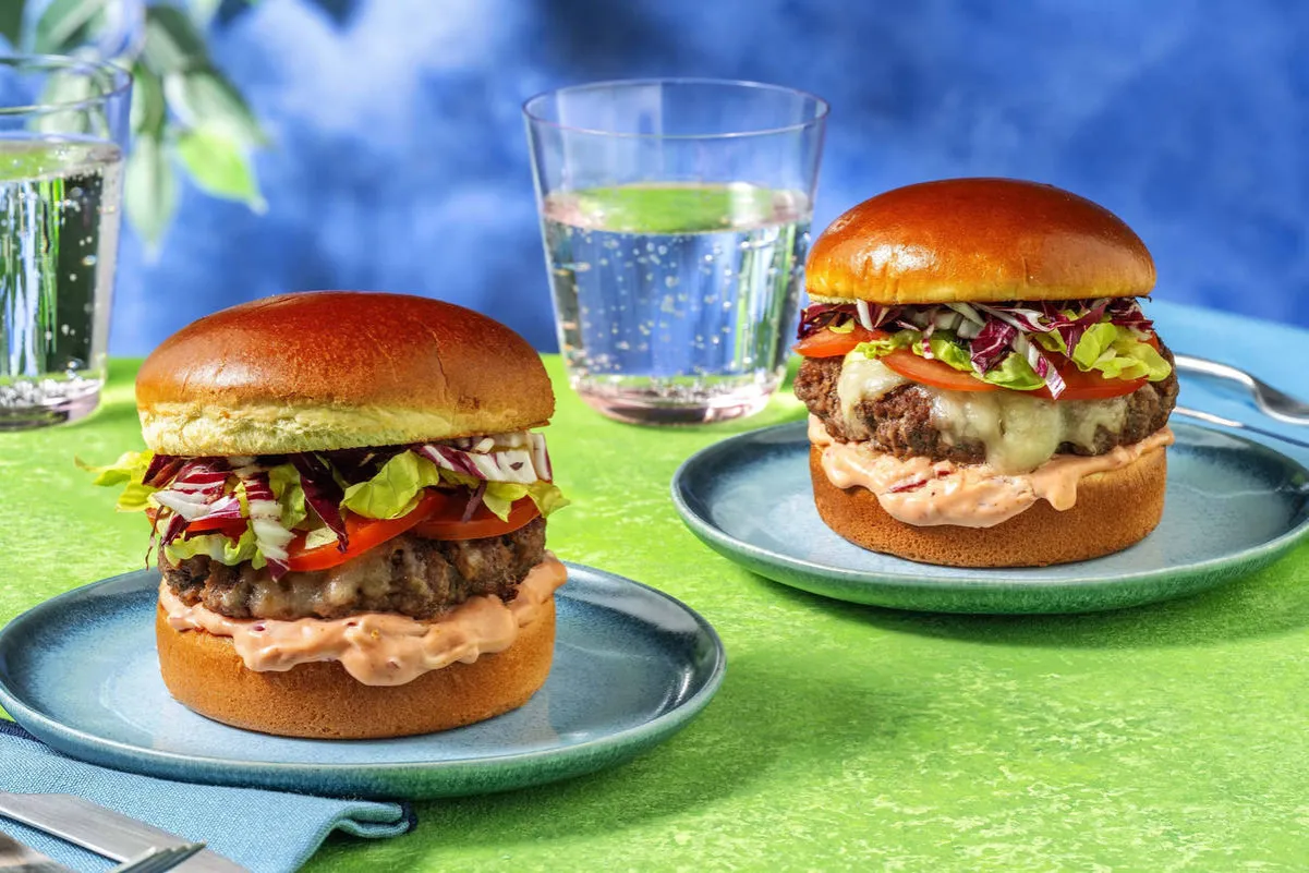 ingrédients pour burger maison gourmet (viande, pain brioché, fromage, légumes frais)