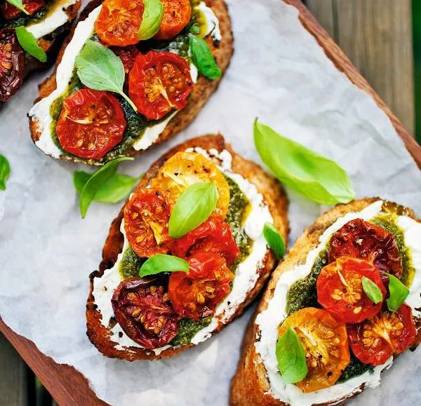 grzanki z pesto i pomidorami