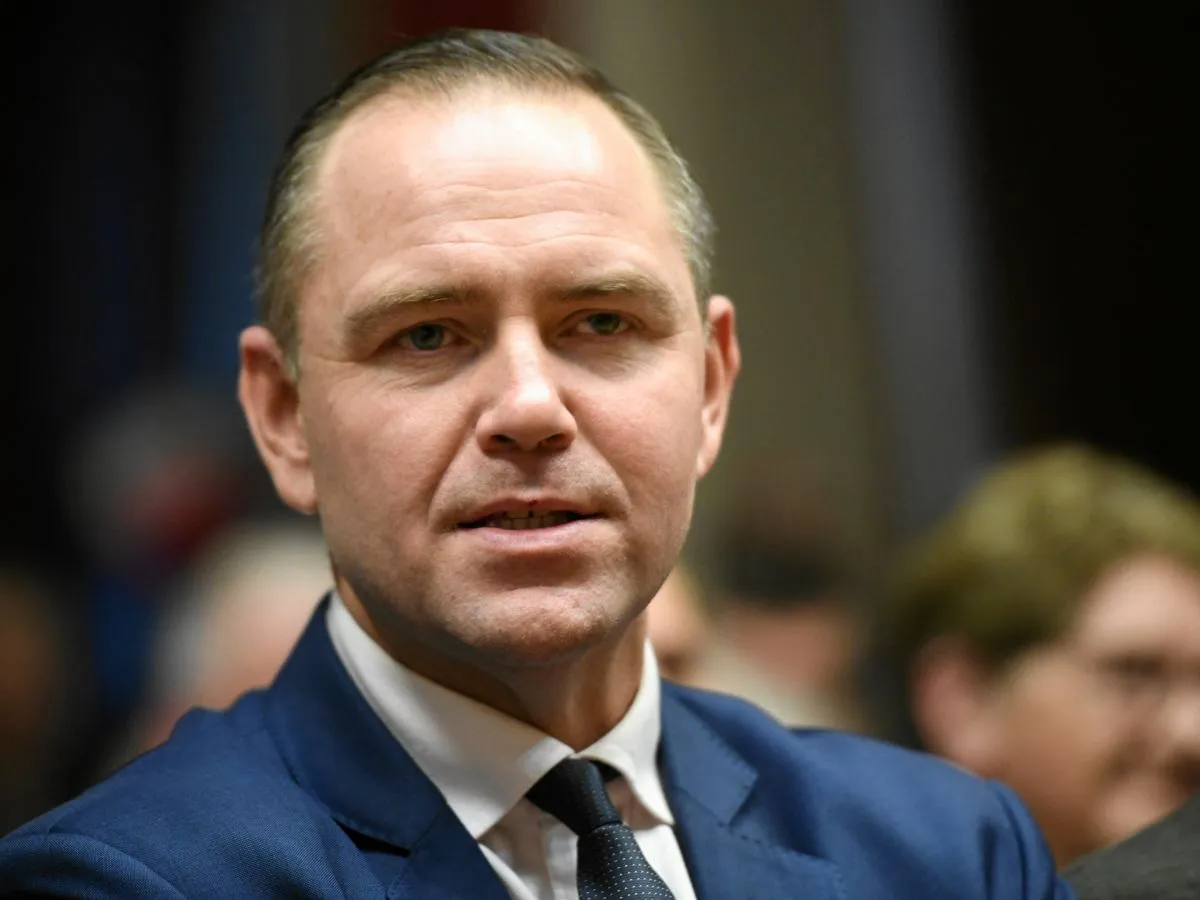 Karol Nawrocki, w garniturze, z pewnością zyskałby poparcie w sondażach prezydenckich z marca 2026.