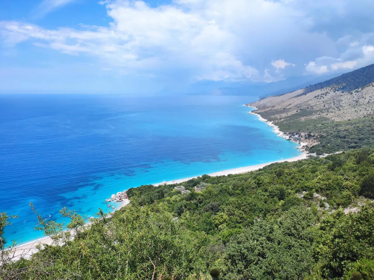 Albanische Riviera mit Bergen im Hintergrund