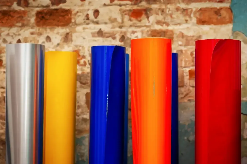 Rodzaje folii samoprzylepnych zastosowania