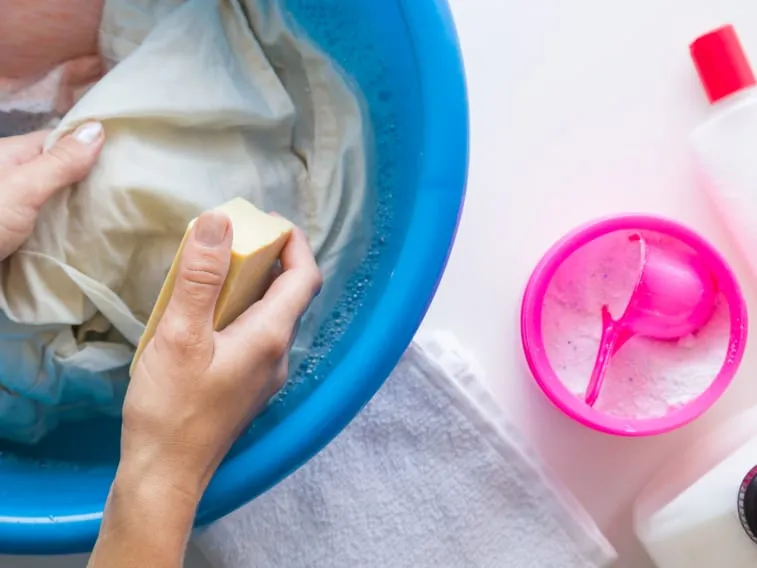 usuwanie świeżej plamy z pasty do zębów z ubrania