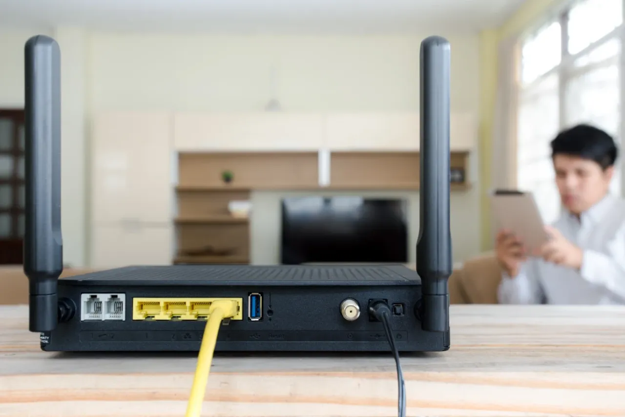 router TP-Link na półce w salonie, optymalne umiejscowienie