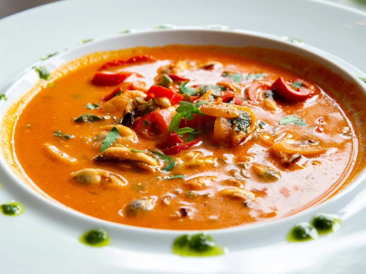 Aksamitna zupa pomidorowa z owocami morza, papryką i ziołami. Idealne jakie przyprawy do zupy pomidorowej? Bazylia i oregano!