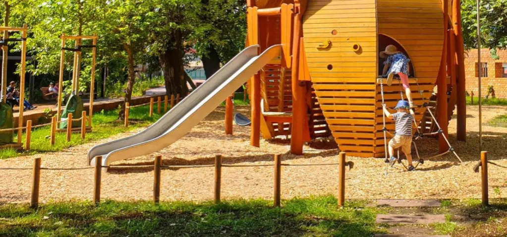 Nowoczesny plac zabaw z ogrodzeniem i bezpieczną nawierzchnią