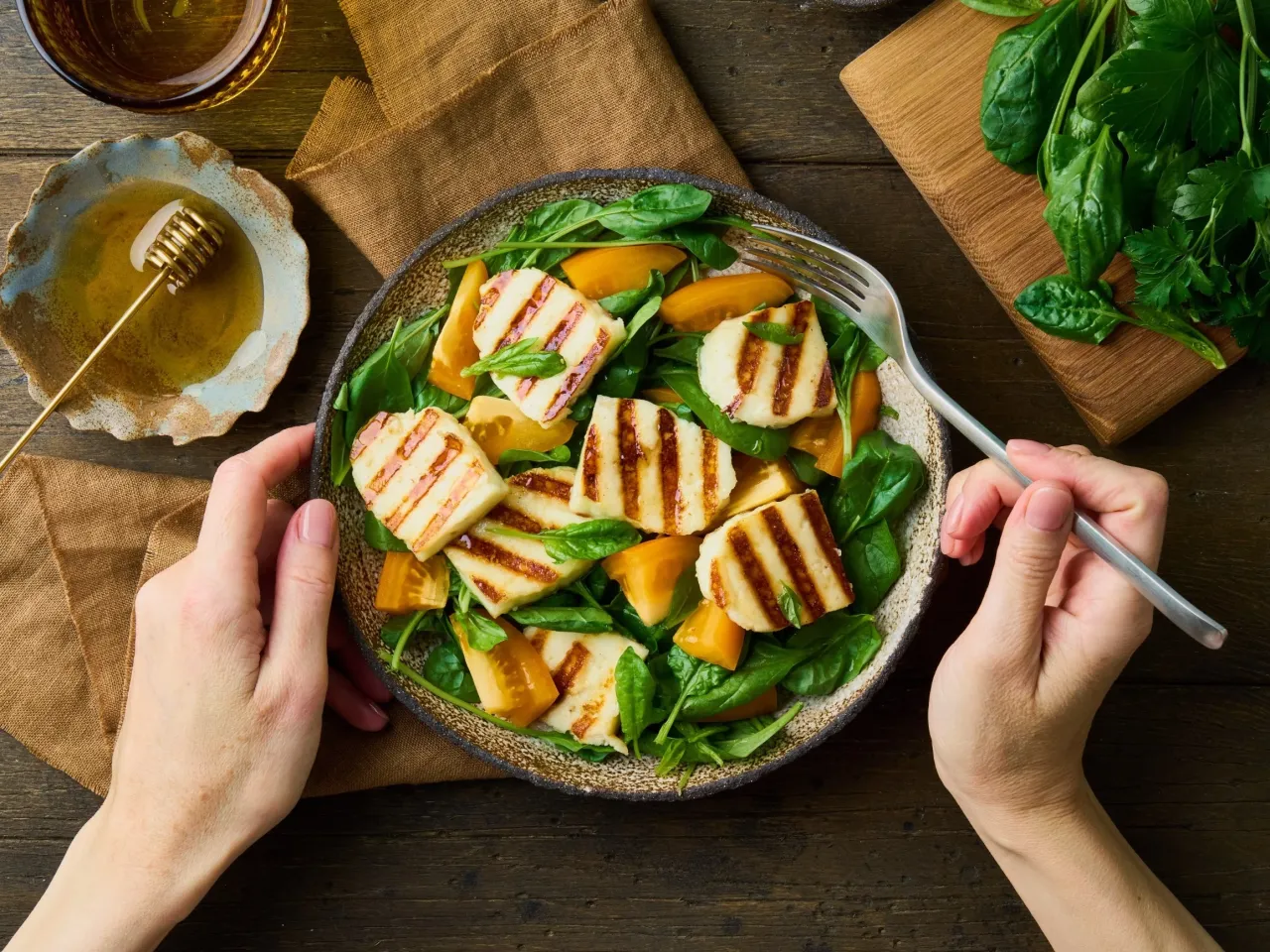 Ser halloumi plastry na desce do krojenia