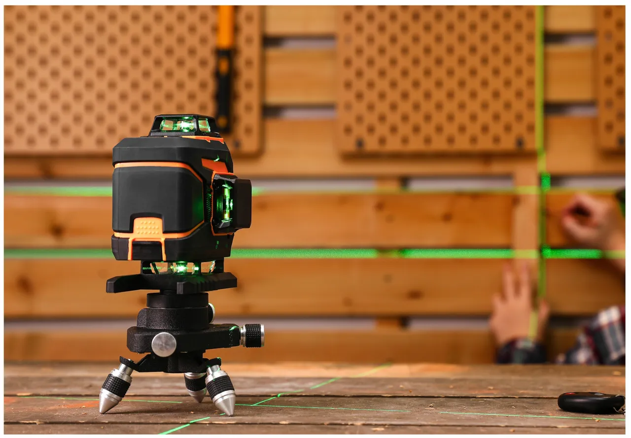Zdjęcie Poziomica laserowa na zewnątrz: zielona wiązka i detektor kluczem do precyzji