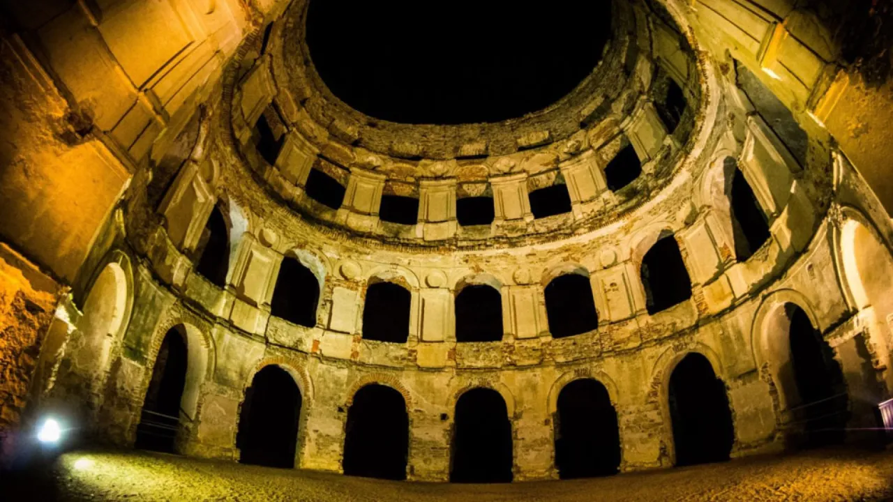 Ruiny pałacu w Krokowej, co warto zobaczyć na Pomorzu. Nastrojowe oświetlenie podkreśla architekturę i tajemniczość tego miejsca.