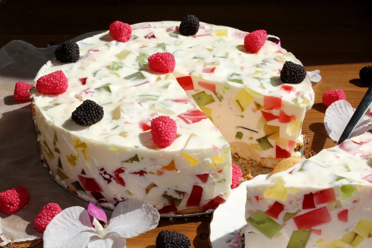 śmietanowiec z galaretkami krok po kroku