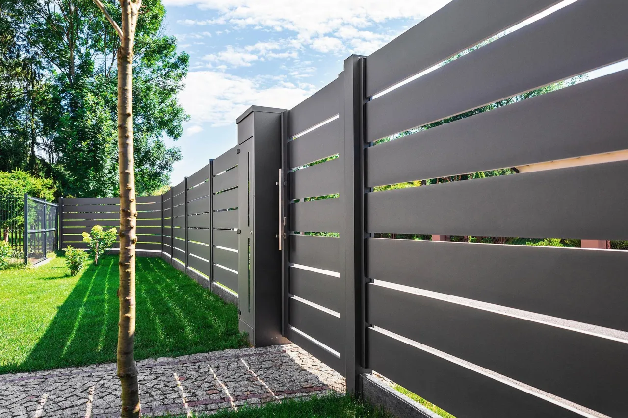 r&oacute;żne rodzaje ogrodzeń ogrodu por&oacute;wnanie