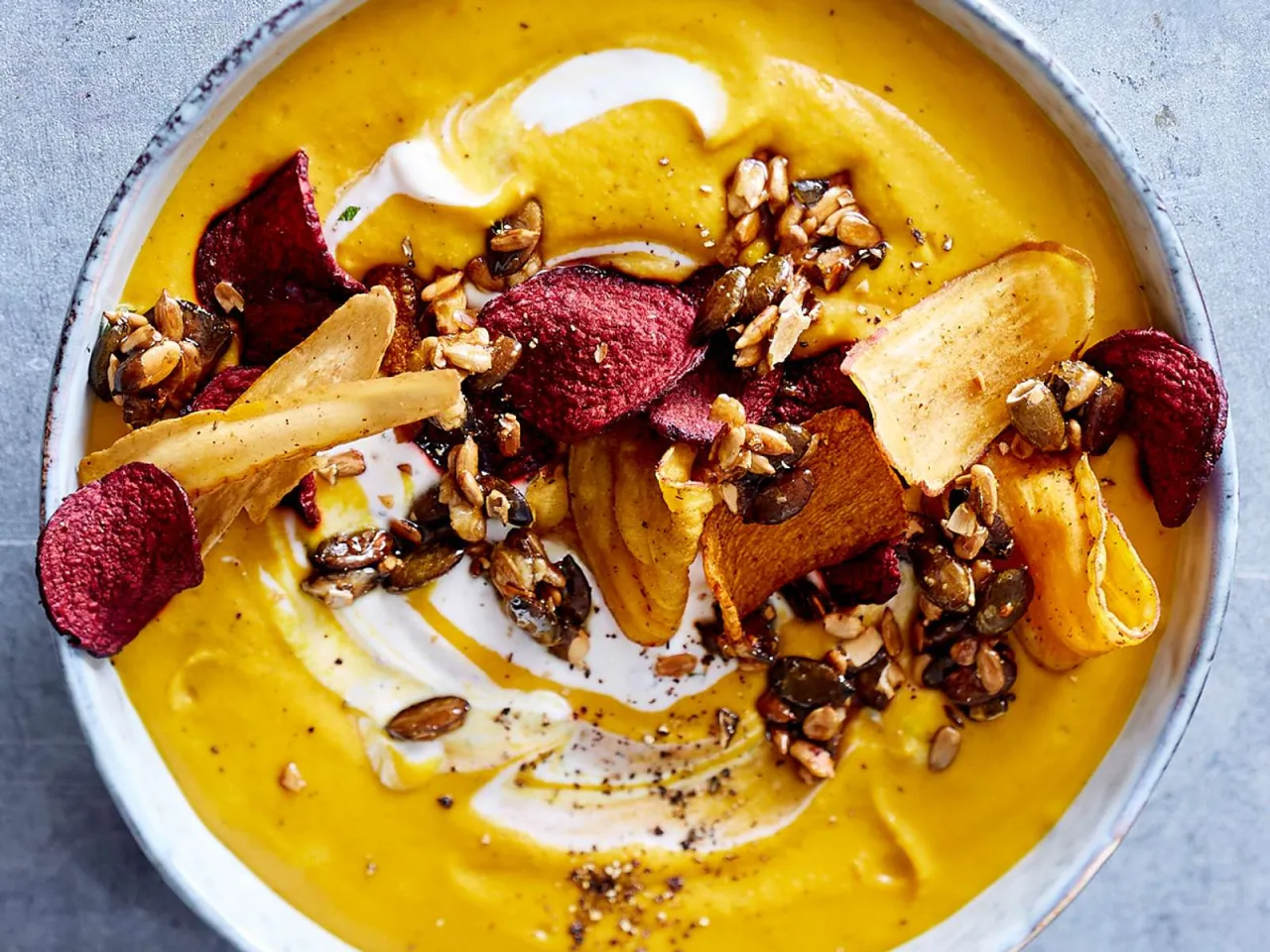 Verschiedene Toppings f&uuml;r Suppe angerichtet