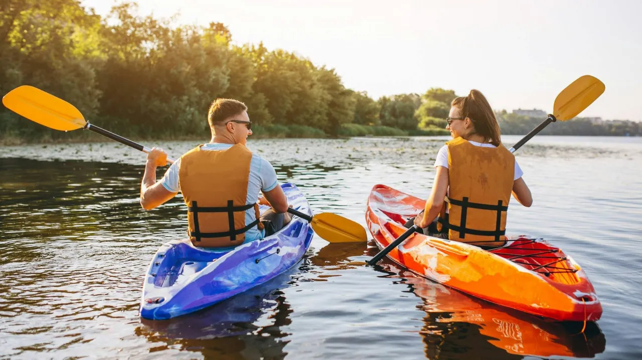 kanu z rodziną na jeziorze