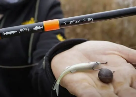 Wędki drop shot o różnym ciężarze wyrzutu obok okonia i sandacza