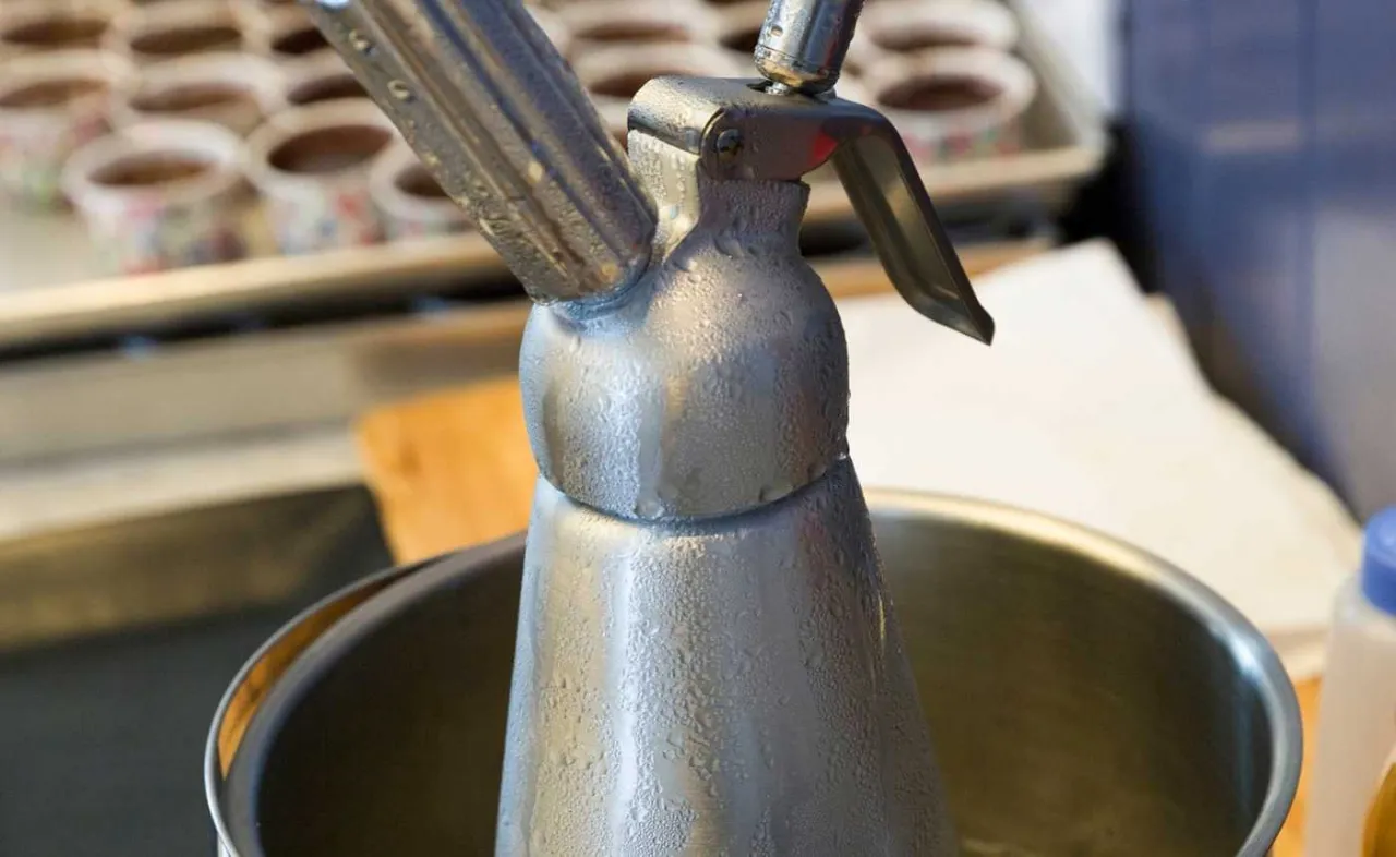 Bita śmietana z syfonu dzień wcześniej