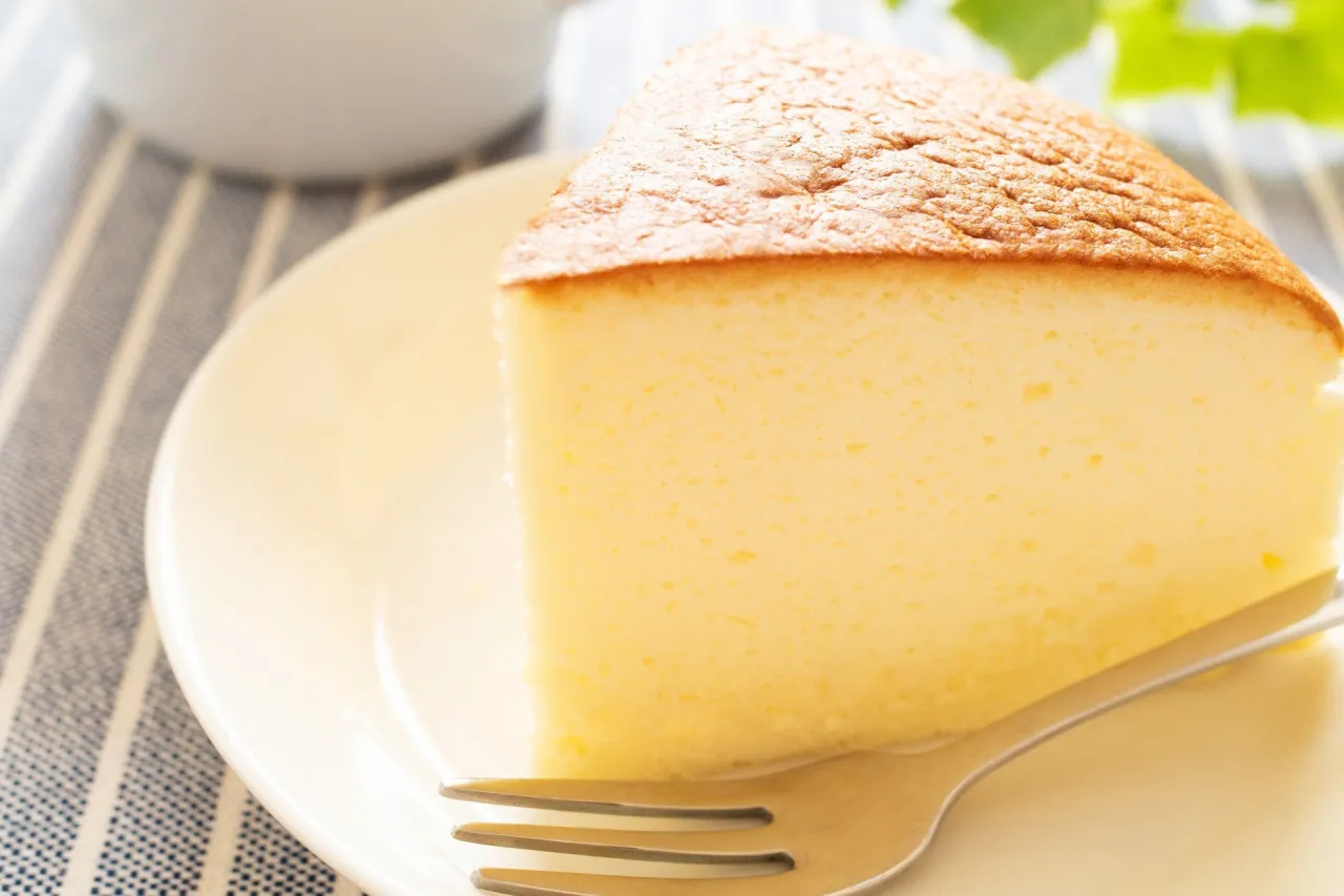 delikatne mieszanie piany szpatułką sernik