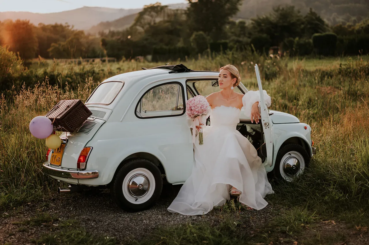 eleganckie auto do ślubu z parą młodą