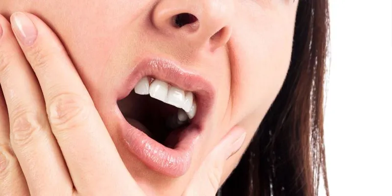 Domowe sposoby na ból dziąseł w ciąży