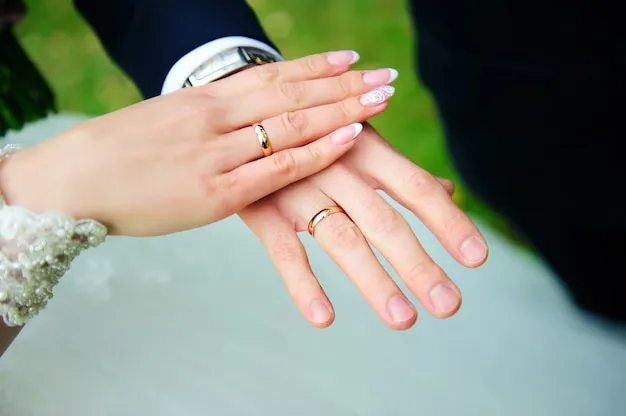 obrączki ślubne na dłoniach nowożeńc&oacute;w